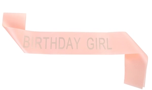 Détail de l'écharpe en satin rose avec texte BIRTHDAY GIRL argenté pour anniversaire