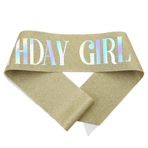 Détail de l'écharpe BIRTHDAY GIRL avec lettrage holographique et tissu pailleté doré