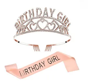 Détail du diadème Birthday Girl en or rose étincelant et de l'écharpe en satin rose