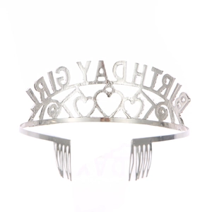 Détail de la couronne argentée Birthday Girl avec lettrage creux et motifs cœurs