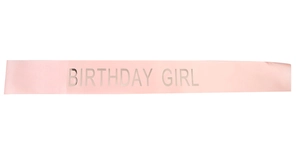 Gros plan sur l'écharpe d'anniversaire rose en satin avec texte argenté