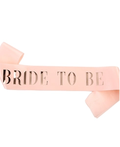 Détail de l'écharpe en satin rose avec lettrage doré rose Bride to Be pour mariage