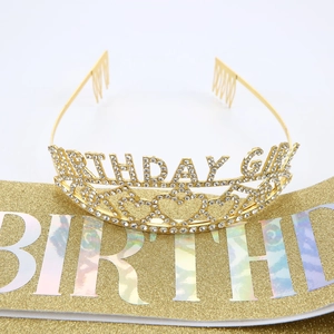 Détail de l'ensemble écharpe dorée pailletée et diadème couronne Birthday Girl strass