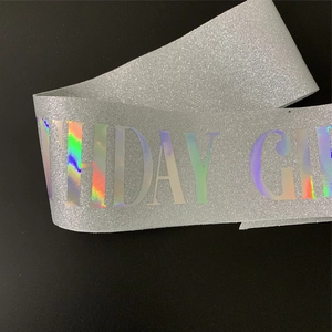 Détail de l'écharpe pailletée argentée holographique avec texte Birthday Girl