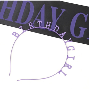 Détail d'un serre-tête violet Birthday Girl avec une écharpe noire assortie pour fête