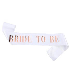 Écharpe de mariée blanche en satin Bride to Be avec lettrage doré rose pour mariage