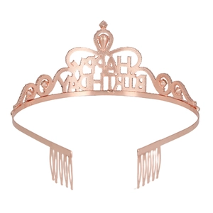 Dettaglio corona Happy Birthday oro rosa con cristalli e pettini per capelli