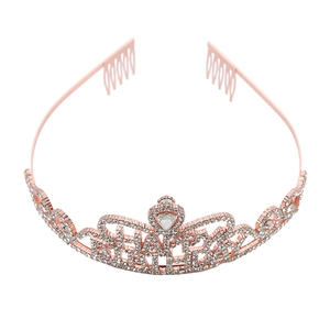 Vista dettagliata del cerchietto Happy Birthday in oro rosa con strass lucidi e brillanti