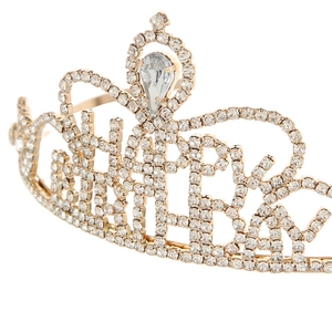 Dettaglio macro della tiara HAPPY BIRTHDAY con strass luccicanti e placcatura in oro