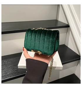 Dettaglio della borsa squadrata in velluto verde scuro con trapuntatura e catena oro