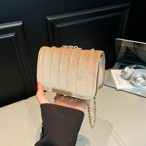 Elegante borsa a tracolla trapuntata in velluto champagne con catena dorata in stile moderno