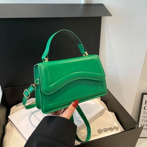 Sac à main chic en cuir brillant vert avec surpiqûres et finitions dorées en coffret