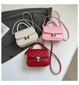 Drie gewatteerde crossbody tassen in wit, roze en rood met luxe metalen draaisluitingen