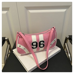 Dettaglio borsa baguette rosa e bianca con stampa 96 e borchie argentate