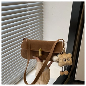 Borsa sottobraccio in pelle scamosciata marrone con chiusura oro e ciondolo peluche