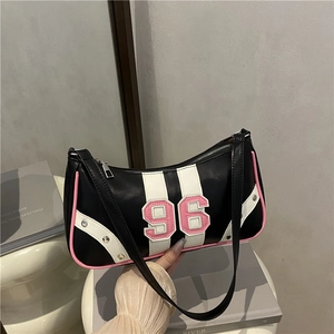 Borsa a tracolla retrò in pelle nera con numero 96 rosa e dettagli in borchie argento