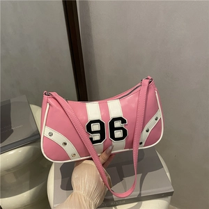 Borsa sottobraccio in pelle PU rosa e bianca con numero sportivo 96 e borchie