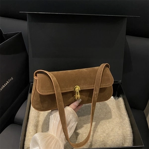 Borsa a spalla in camoscio marrone con fibbia dorata in elegante confezione regalo