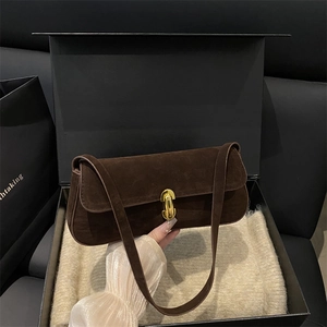 Borsa sottobraccio in pelle scamosciata marrone con chiusura a scatto dorata
