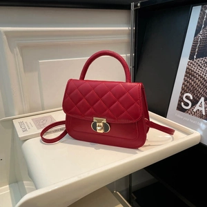 Elegante rode gewatteerde handtas met gouden draaisluiting en handvat voor dames