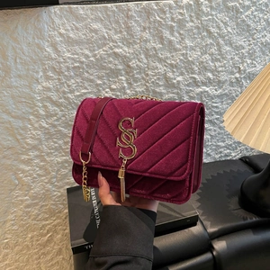 Women Elegant PU Quilting Shoulder Bag With Gold Metal Chain Strap And Tassel Design Stylish Crossbody Bag For Daily Outings