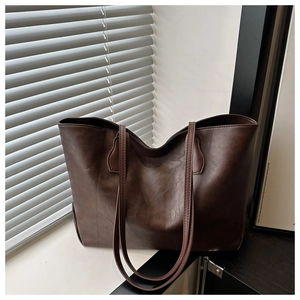 Detailed view of the premium dark brown oil-leather texture on this large tote bag