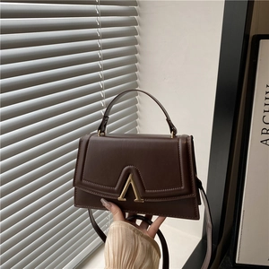 Petit Sac Carré Vintage en Cuir PU pour Femme Avec Fermoir Métallique en V Poignée Supérieure Bandoulière Réglable Sac à Main