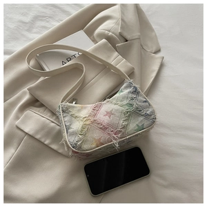 Détail du sac en jean vintage avec patchwork d'étoiles colorées et bords effilochés