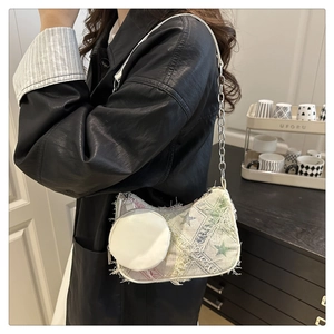 Détail du sac à bandoulière tissé à motif d'étoiles avec chaîne sur un modèle