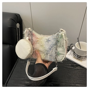 Détail du sac à bandoulière arc-en-ciel avec franges, étoiles et petit porte-monnaie amovible