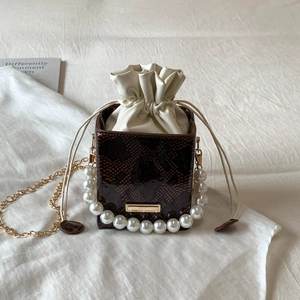 Mini borsa a scatola marrone pitonata con fodera a coulisse e manico di perle
