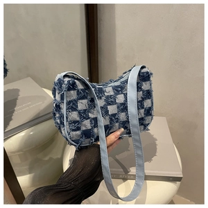 Gros plan du sac porté épaule en denim avec motif à carreaux bleus et blancs