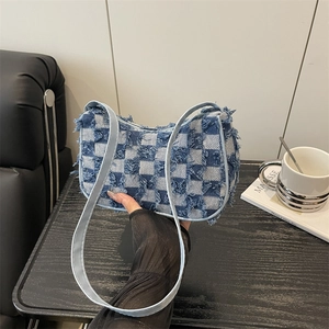 Sac à bandoulière en denim à damier bleu et blanc avec bords effilochés élégants