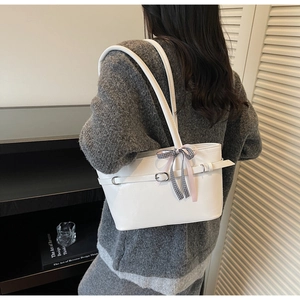 Sac fourre-tout en similicuir blanc avec nœud ruban porté comme sac à bandoulière chic