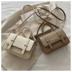Vue détaillée de sacs à main minimalistes en beige et marron avec détail de boucle de ceinture