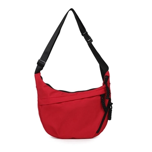 Borsa a tracolla a mezzaluna in nylon rosso con tracolla nera regolabile e cerniera