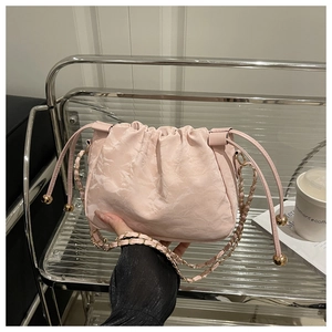 Dettaglio borsa nuvola rosa chiaro con texture marmorizzata e catena dorata