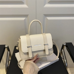 Sac à main minimaliste en cuir beige crème avec décor de ceinture et bandoulière