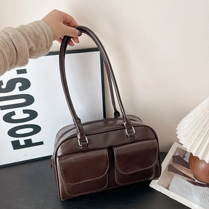 Sac bandoulière en similicuir marron brillant avec deux poches avant et détails argentés