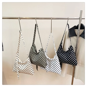 Détails des sacs à bandoulière Hobo à pois en beige, vert, blanc et noir élégants