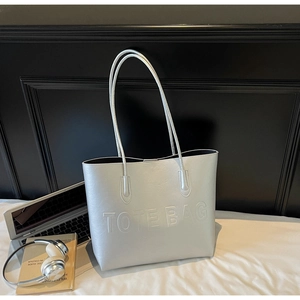 Sac fourre-tout argenté avec gaufrage TOTE BAG présenté dans un cadre de vie moderne