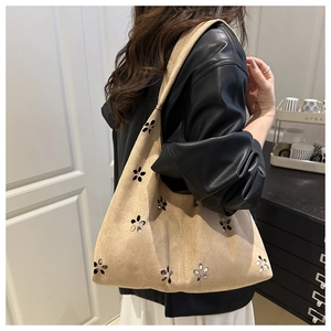 Große beige Wildleder-Tote-Bag mit floralen Aussparungen an der Schulter