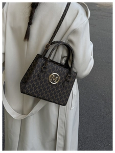 Borsa a tracolla marrone con stampa monogramma M vintage e logo in metallo dorato