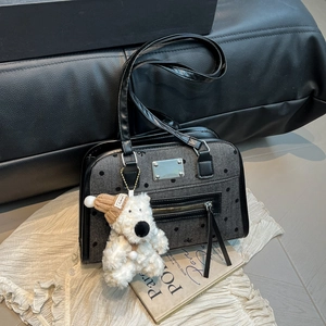 Sac fourre-tout à pois avec garniture en cuir et breloque ours pour le bureau
