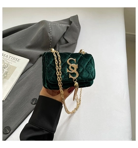 Détail du sac en velours vert avec logo SS doré et bandoulière en chaîne élégante