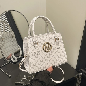 Weiße kleine Handtasche mit M-Buchstabenmuster und goldenem Logo mit Schultergurt