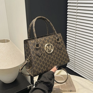 Klassische braune Umhängetasche mit M-Muster-Print und rundem Metall-Logo vorne