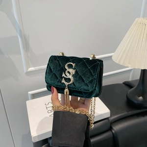 Mini sac bandoulière matelassé en velours vert foncé avec chaîne et franges