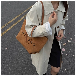 Braune Wildleder-Tragetasche mit Aufdruck in einem modischen Streetstyle-Look