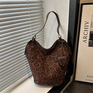 Trendy Leopard Print Large Capacity Shoulder Bag Retro Fashion Underarm Bucket Tote Bag For Women Daily Casual PU Leather Bag